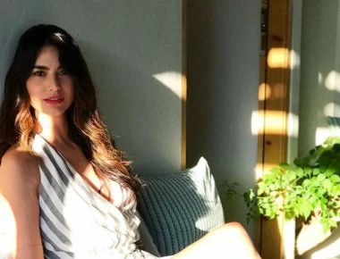 Η Ηλιάνα Παπαγεωργίου ποζάρει με μαγιό - Oι followers εκθειάζουν τα πόδια της (φωτο)